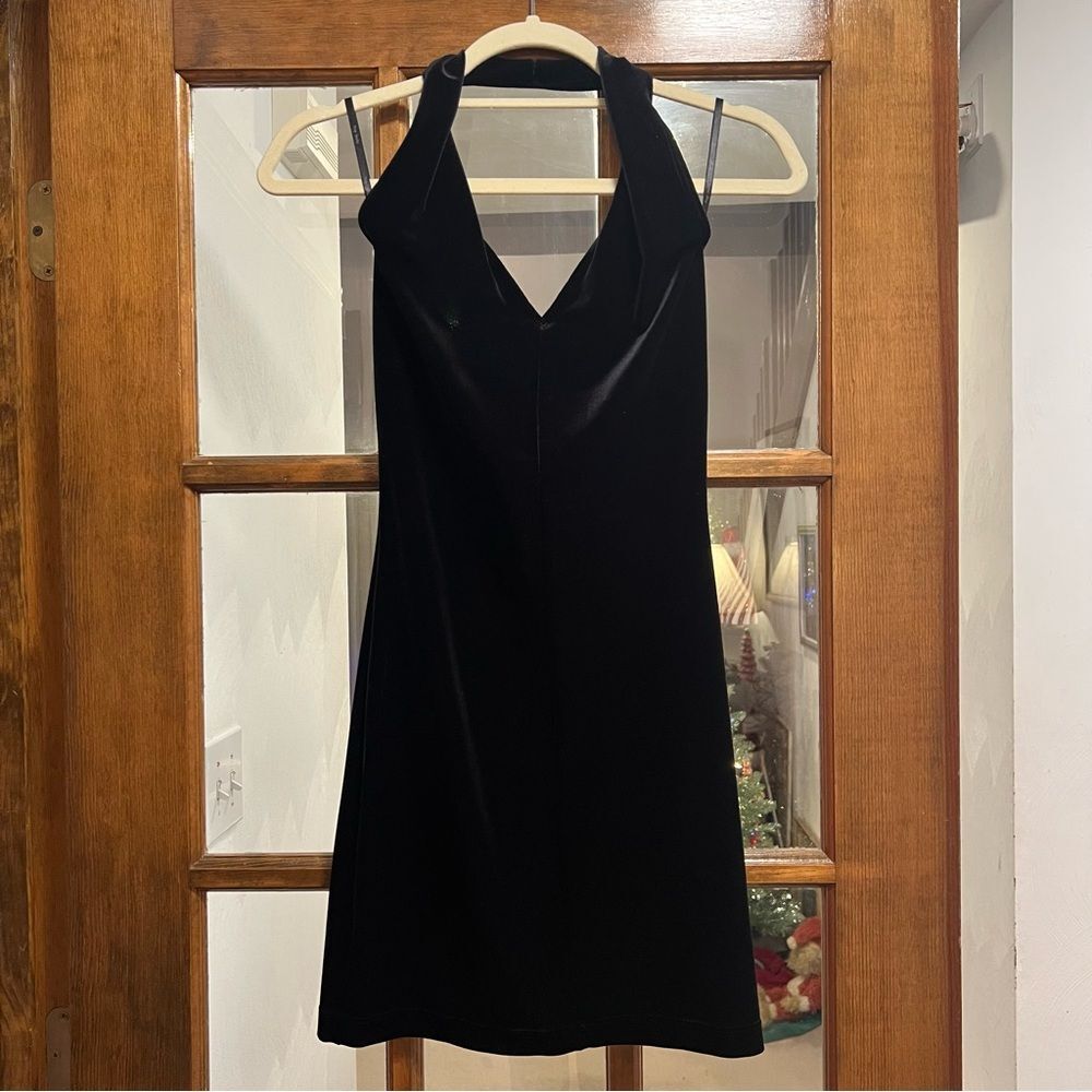 Peep 90’s Velvet Halter Mini Dress Black
Size Small